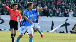 Kazuyoshi Miura yang kini berusia 56 tahun hingga kini telah tampil dalam 326 laga di J1 League dengan torehan 139 gol dan pernah sekali merebut gelar top skor pada musim 1996 bersama Verdy Kawasaki dengan raihan 23 gol. Sejak 2022/2023 ia dipinjmkan Yokohama FC ke klub kasta kedua Liga Portugal, Oliveirense dan tercatat sebagai pemain profesional tertua di dunia. (AFP/Toru Yamanaka)