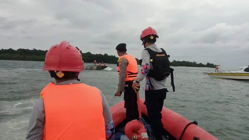 Petugas Kepolisian Mengevakuasi Penumpang Speedboat yang Terbalik di Pulau Rambut