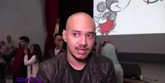 Husein ternyata sudah memiliki wanita special di hidupnya. Saat ini kekasihnya masih berusia 20 tahun dan bernama Zachira. Wanita special Husein ini adalah cucu dari penyanyi dangdut Elvy Sukaesih