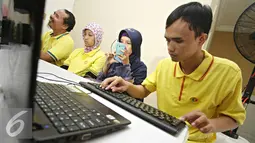 Penyandang tunanetra terlihat serius mengikuti pelatihan Internet Tunanetra di Rumah Internet Atmanto, Jakarta, Selasa (5/4). Diharapkan penyandang disabilitas dapat memperoleh akses terhadap teknologi. (Liputan6.com/Immanuel Antonius)