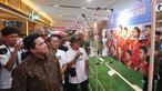 Ketua Umum PSSI Erick Thohir hadir menyaksikan pameran foto dan tulisan berjudul "90' & Beyond" yang digelar di Mall Sarinah pada Rabu malam, 27 Agustus 2025. (Bola.com/M Iqbal Ichsan)