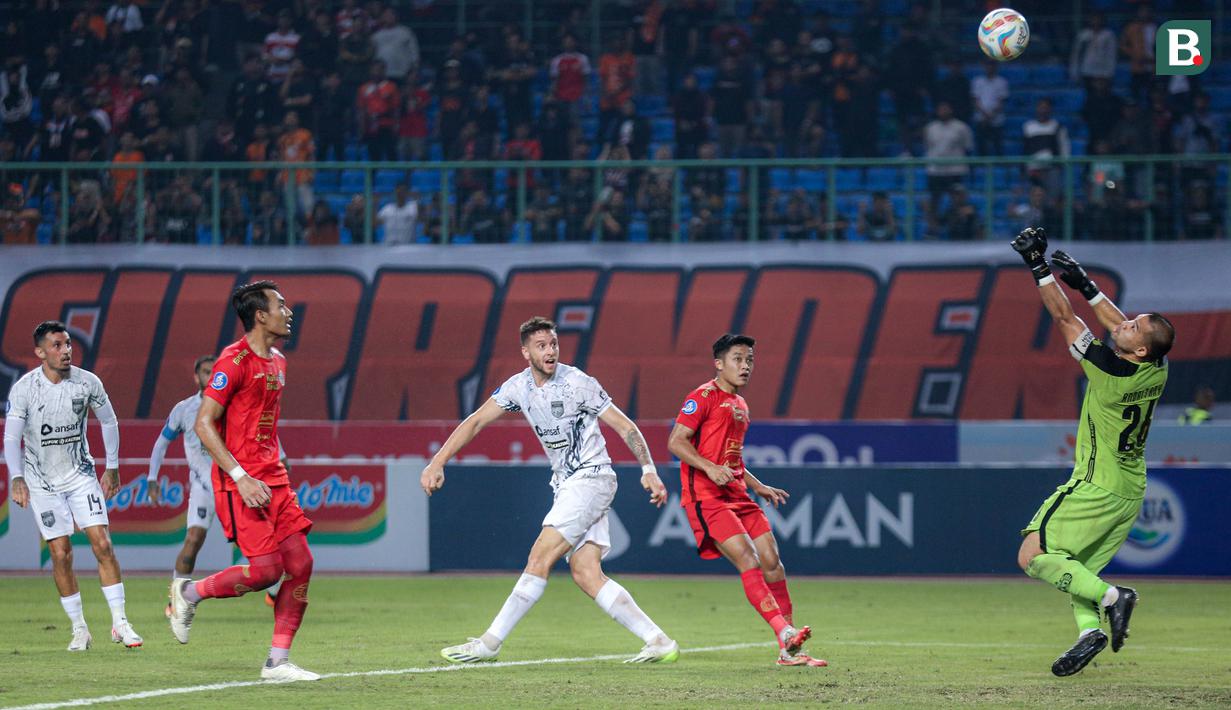 Kiper Persija Jakarta, Andritany Ardhiyasa (kanan) saat menghalau bola tandukan pemain Borneo FC, Felipe Cadenazzi (kiri) dalam pertandingan pekan ketujuh BRI Liga 1 2023/2024 yang berlangsung di Stadion Patriot Candrabhaga, Bekasi, Rabu (9/8/2023). (Bola.com/Bagaskara Lazuardi)</p>