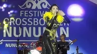 Festival Crossborder Nunukan ditutup dengan penampilan pedangdut asal Banyuwangi, Fitri Carlina.