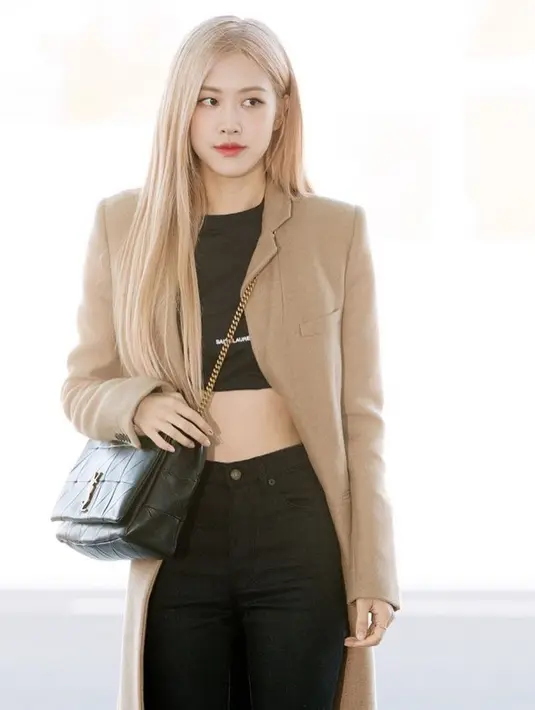 Tampil dengan crop top berwarna hitam senada dengan celana serta sling bag yang digunakan, gaya casual Rose rerap terlihat begitu menawan. Dalam fashion airport ini, Rose juga hanya menambahkan penggunakan long coat dalam penampilannya yang semakin memesona. (Liputan6.com/IG/@roses_are_rosie)
