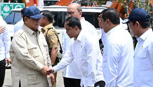 Menhut Raja Juli Antoni mendampingi Presiden Prabowo menyerahkan enam smelter hasil rampasan negara dari kasus korupsi kepada PT Timah Tbk. (Biro Pers)