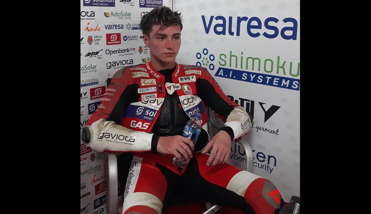 Bukan hanya motor, terlihat kostum balap yang digunakan Izan Guevara tak luput dari debu yang menempel. (twitter/Aspar Team)