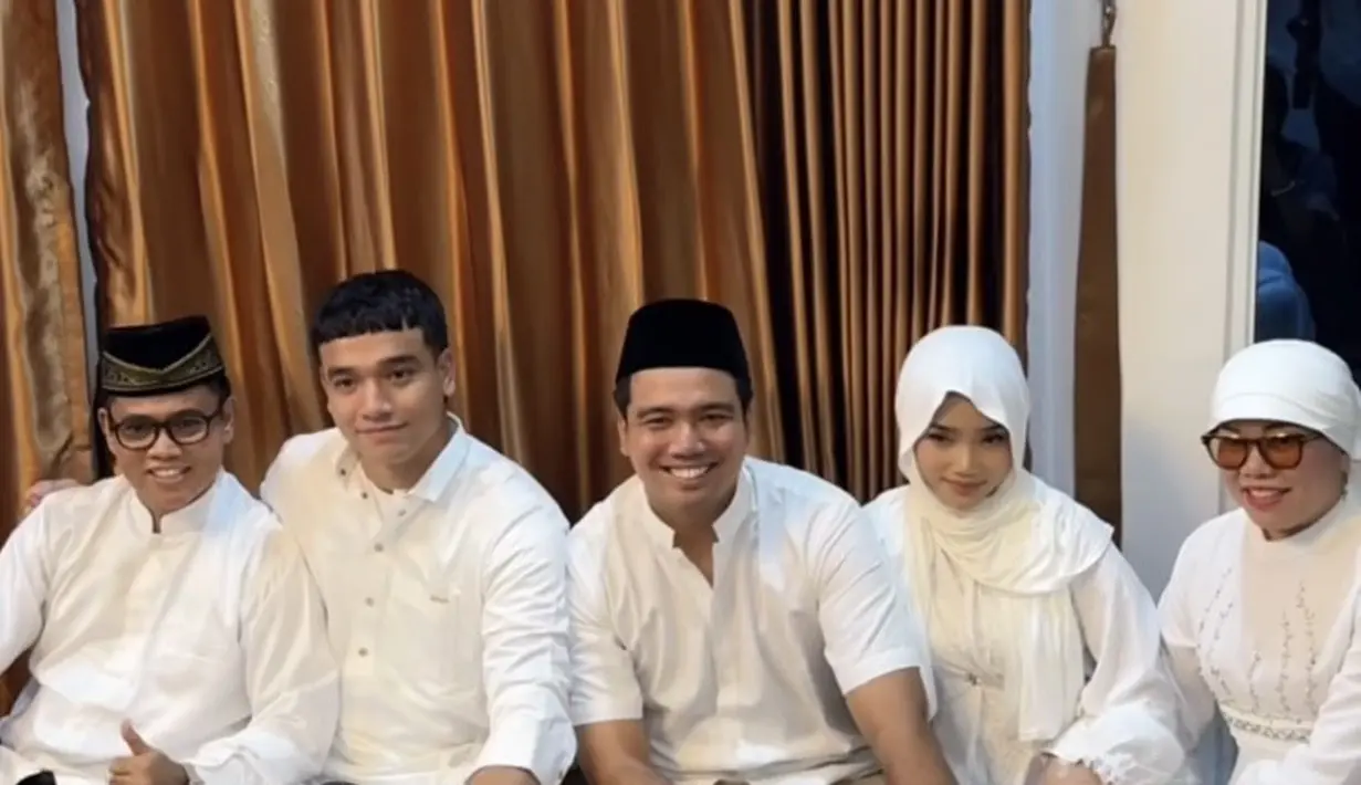 Kakak Fuji an, Frans Faisal akan menikah sebentar lagi setelah melamar kekasihnya bulan Desember lalu. Pengajian pun digelar sebelum hari bahagianya. Saat pengajian keluarga pun kompak mengenakan pakaian serba putih termasuk Fuji. [@fuji_an]