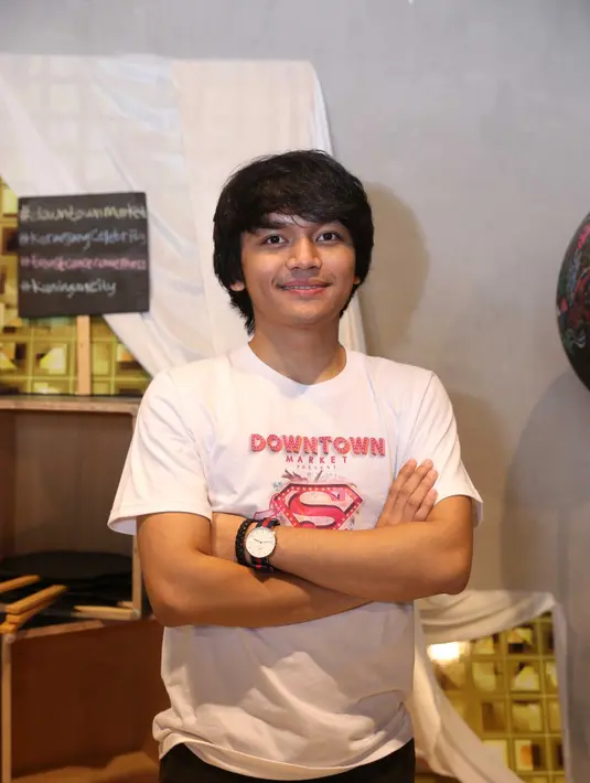 'Kalau didengarkan sama anak muda, mereka akan ngerasa ini sesuatu yg baru. Tapi, ketika orang tua mereka denger juga bisa suka karena, 'wah, ini zaman papa mama dulu',' tambah Calvin. (Nurwahyunan/Bintang.com)