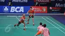 Ganda campuran, Tontowi/Liliyana mengembalikan kok ke arah Zhang Nan/Zhao Yunlei asal Tiongkok di semifinal BCA Indonesia Open Superseries Premier 2015, Jakarta, Sabtu (6/6/2015).  Tontowi/Liliyana kalah 21-16, 15-21, 18-21. (Liputan6.com/Herman Zakharia)