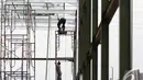 Pekerja menyelesaikan proyek pembangunan Ruang Tunggu Penumpang di Stasiun Senen, Jakarta, Senin (24/11/2014). (Liputan6.com/Faizal Fanani)