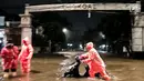 Pengendara mendorong motor saat banjir menggenangi kawasan Simpang Seskoal, Kebayoran Lama, Jakarta, Sabtu malam (16/2). Akibat banjir tersebut pengguna jalan diarahkan ke Jalan Panjang Cidodol atau putar balik ke Kebayoran Lama. (Liputan6.com/Septian)