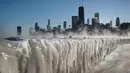 Lapisan es terbentuk di sepanjang pantai Danau Michigan di Chicago, Illinois, Rabu (30/1). Diperkirakan, suhu beku yang ekstrem, terparah setidaknya dalam satu generasi ini, akan menyelimuti beberapa wilayah AS. (Scott Olson/Getty Images/AFP)