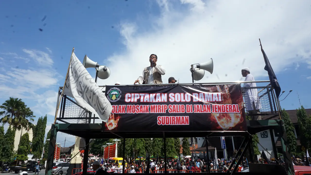 Demo Mosaik Mirip Salib di Balai Kota Solo
