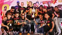 Andik Vermansah dkk. memulai tur selebrasi memenangi Piala Malaysia, dimulai di Kuala Selangor, Jumat (18/12/2015). (Selangor FA Facebook)