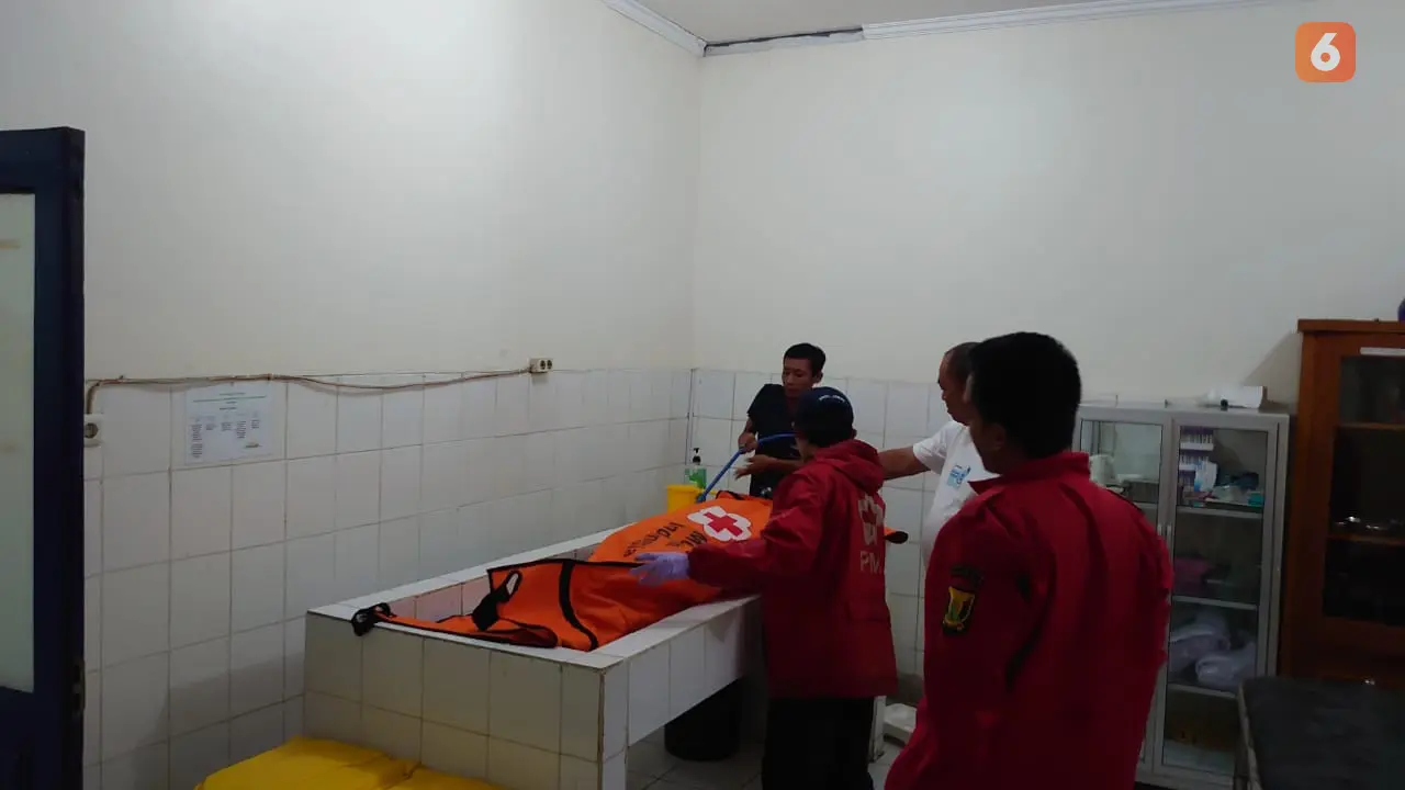 Jasad wanita tertemper kereta di rel perlintasan KA Pangrango relasi Sukabumi-Bogor dievakuasi ke RSUD Sekarwangi Sukabumi (Liputan6.com/Fira Syahrin).