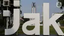 Aktivitas pekerja saat membersihkan Monumen Pembebasan Irian Barat di Taman Lapangan Banteng, Jakarta, Kamis (26/9/2024). (Liputan6.com/Herman Zakharia)