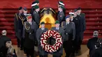 Petugas membawa peti mati jenazah mantan Presiden Jerman Roman Herzog saat upacara pemakaman di Gereja Katedral Berlin, Jerman (24/1). Roman Herzog  meninggal pada tanggal 10 Januari 2017. (AP/Ferdinand Ostrop/pool)