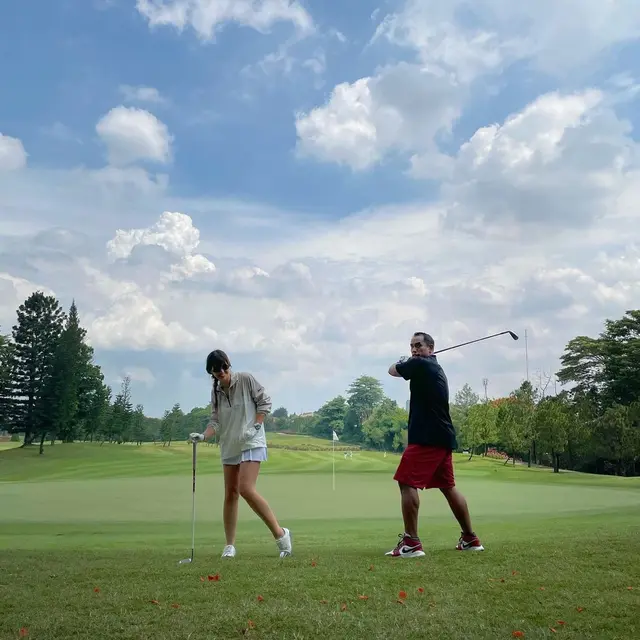 6 Momen Ardi Bakrie Temani Nia Ramadhani Olahraga, Jogging Hingga Golf