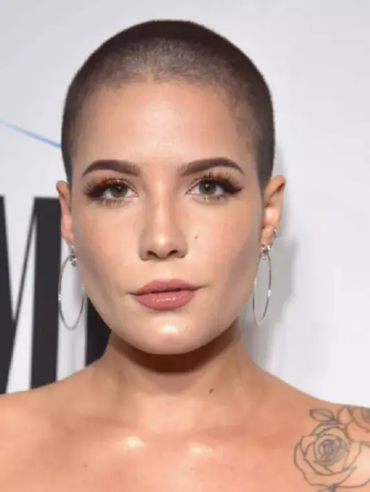 Potongan rambut buzz atau pendek yang sangat ekstrem juga merupakan gaya yang tak lekang oleh waktu, bisa dilakukan oleh siapapun dan kapanpun. Foto: Instyle.