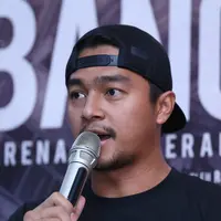 Banyaknya adegan berbahaya dalam film yang dibintangi oleh Deva Mahenra yang baru. Film Bangkit, ia berperan sebagai ahli dari Badan Meteorologi, Klimatologi, dan Geofisika. (Nurwahyunan/Bintang.com)