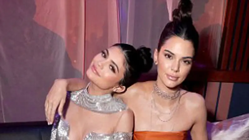 [Bintang] Kendall Jenner dan Kylie Jenner