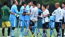 Para pemain dari Pemain FC Kyushu Bairaor (biru) dan FC Alvorada Kawasaki bersalaman sebelum memulai pertandingan di Fujitsu Stadium Jepang. FC Kyushu Bairaor juara dalam pertandingan ini. (Aflo/Rex Shutterstock/Dailymail)