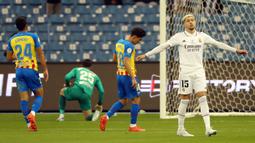 Real Madrid langsung mengambil inisiatif menyerang sejak awal laga. Beberapa peluang didapat, di antaranya melalui Federico Valverde pada menit ke-15. Sayang, usahanya masih belum tepat mengarah ke gawang Valencia. (AFP/Giuseppe Cacace)