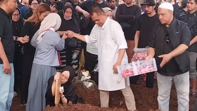 Prosesi pemakaman Gustiwiw di TPU Jati Sari Bekasi, penuh isak tangis keluarga dan kerabat