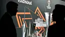 Dari hasil undian inilah peta persaingan menuju perempat final Liga Europa 2025/2026 akhirnya terbentuk. Tampak foto menunjukkan Piala Liga Europa UEFA yang dipajang menjelang pengundian babak 16 besar, perempat final, dan semifinal Liga Europa 2025/2026 di House of European Football, Nyon, Swiss, Jumat (27/2/2026). (Harold CUNNINGHAM/AFP)