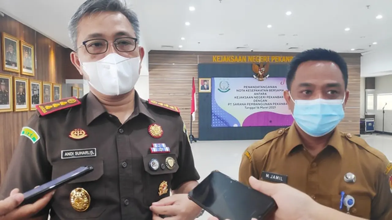 Kepala Kejari Pekanbaru Andi Suharlis dan Sekdako Pekanbaru M Jamil.