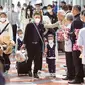 Tiga menteri di kabinet pemerintahan Thailand menyambut kedatangan turis China dengan kalung bunga dan hadiah saat mereka tiba di Bandara Suvarnabhumi (AFP)