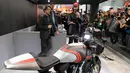 Aktor Keanu Reeves dan produser AS Gard Hollinger menjelaskan tentang motor baru Arch 1s selama pameran Moto Milano 2017 (EICMA l'Esposizione Internationale del Ciclo e Motociclo) di Milan, Italia, (8/11). (AFP Photo/Miguel Medina)