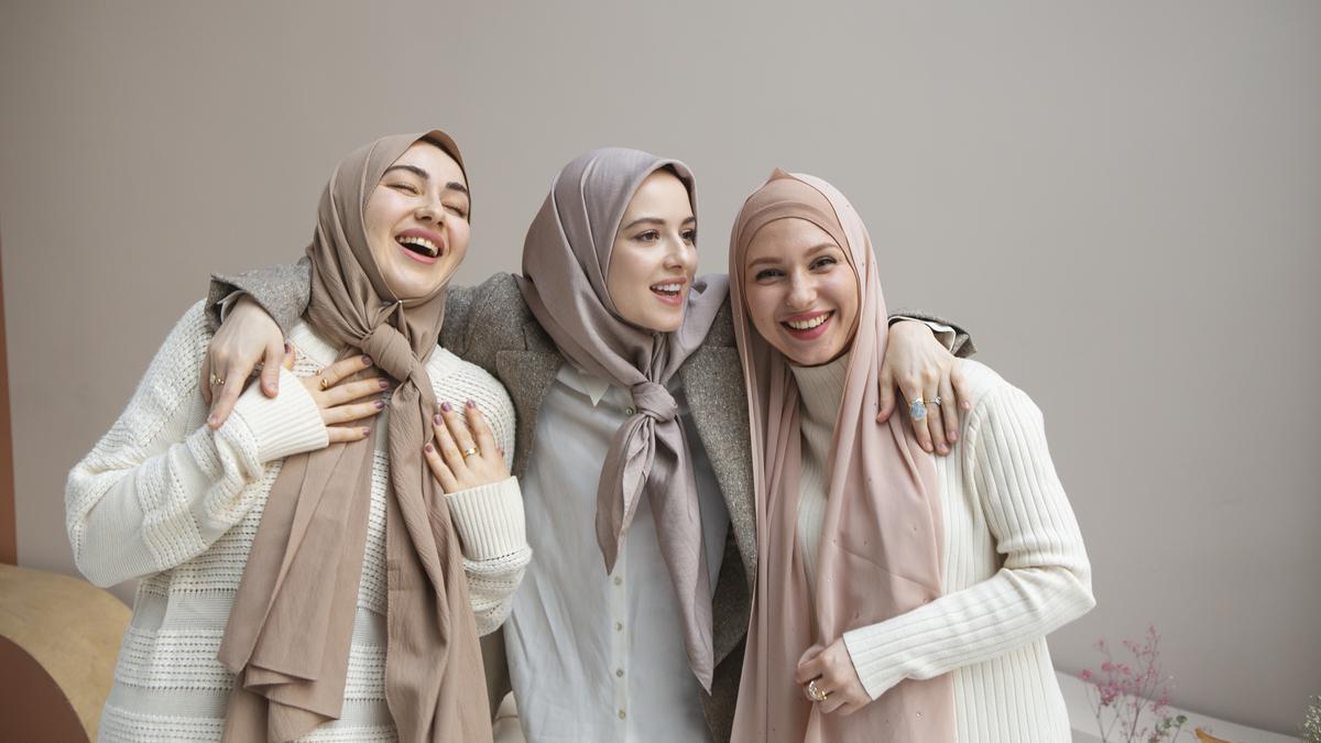 5 Inspirasi Model Hijab Pashmina yang Simpel dan Cantik Terbaru, Sesuaikan dengan Seleramu