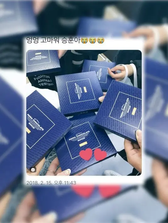 Setelah pulang dari Jepang, Lee Seung Hoon WINNER terlihat memberikan cokelat kepada para pengemarnya. Cokelat itu ia beli saat berada di Bandara Haneda, Jepang. (Foto: kpopviral.com)