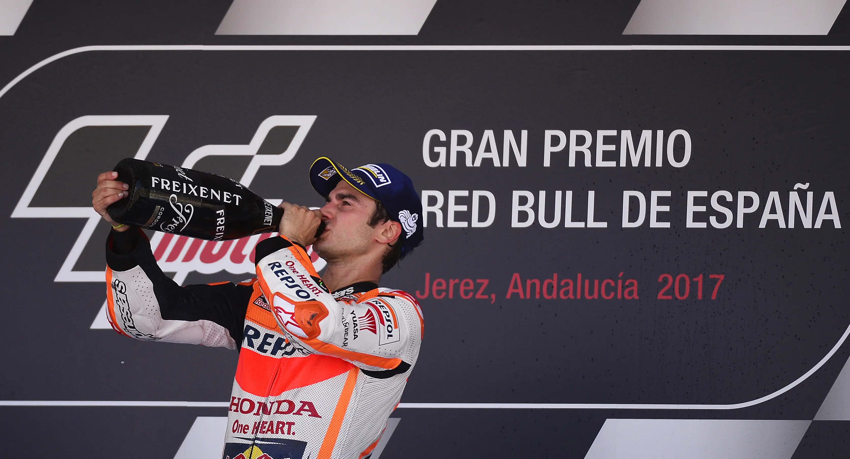 Ekspresi kebahagiaan pembalap Repsol Honda, Dani Pedrosa usai memenangkan MotoGP Spanyol 2017 di Sirkuit Jerez, Minggu (7/5/2017). (CRISTINA QUICLER / AFP)