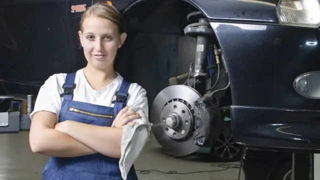 [Bintang] Kata Astrologer: Cewek dari 5 Zodiak Ini Bisa Ganti Ban Sendiri