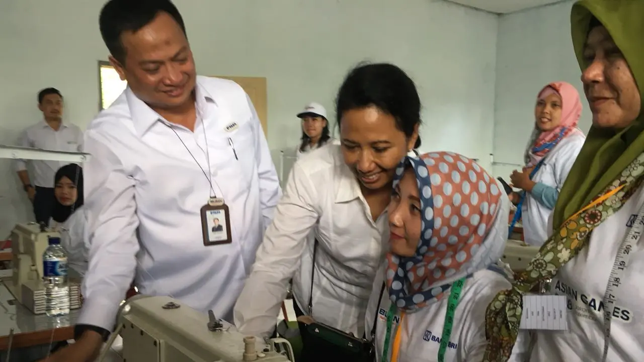 Menteri BUMN Rini Soemarno berkesempatan menyapa langsung ratusan nasabah program Membina Ekonomi Keluarga Sejahtera (Mekaar) di Tasikmalaya. Foto: Dok Kementerian BUMN