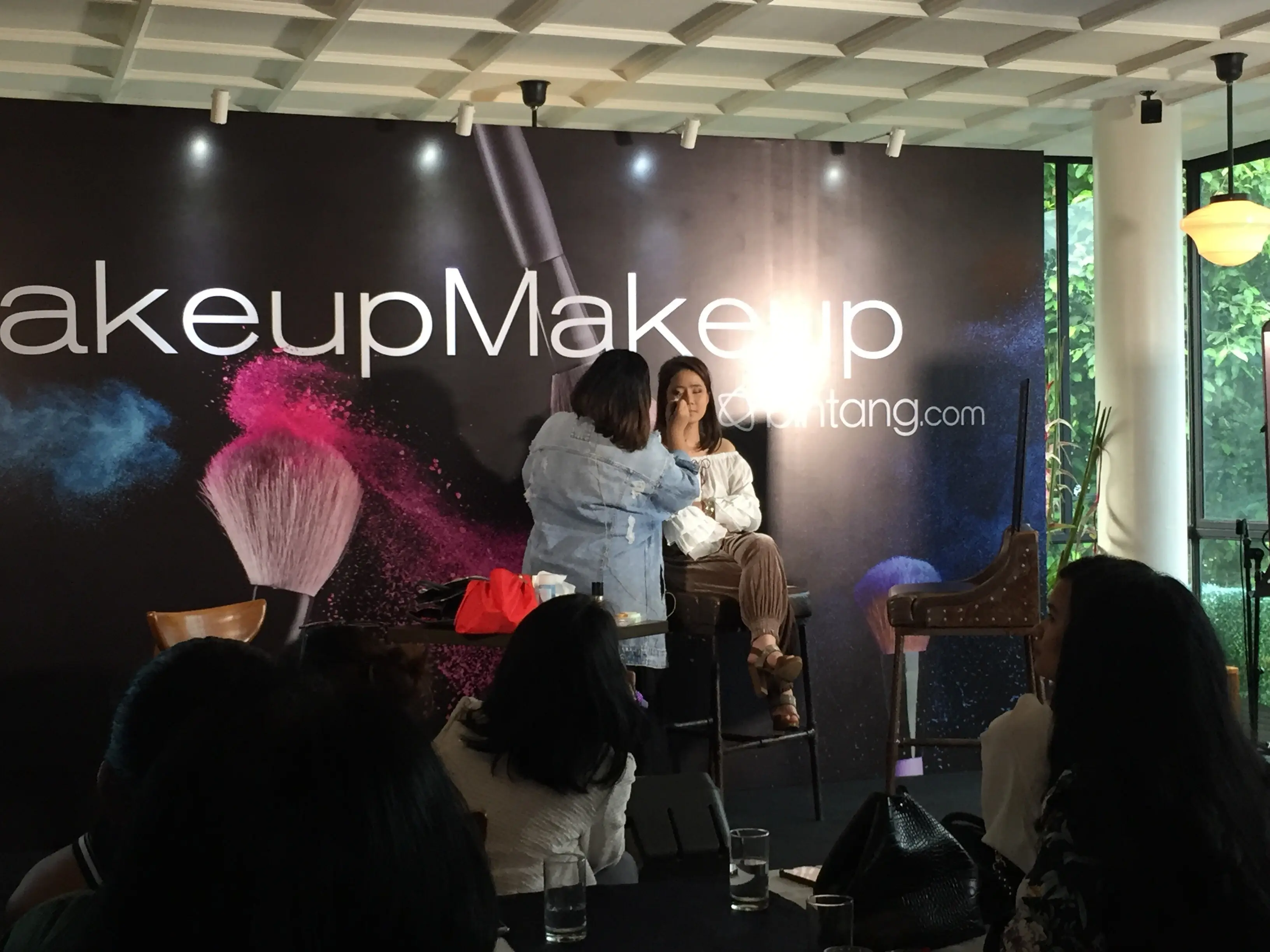 Demo Makeup dengan Soraya Hylmi dan Cathy Sharon, Seru Abis! | Photo by Ega Maharni/Bintang.com