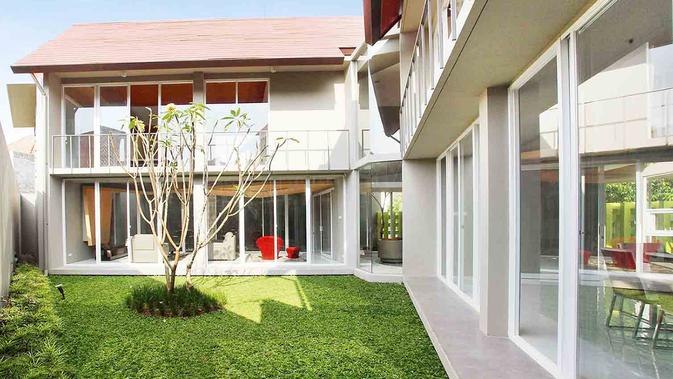 Taman dalam rumah modern karya Wastu Cipta Parama. (dok. Arsitag.com)