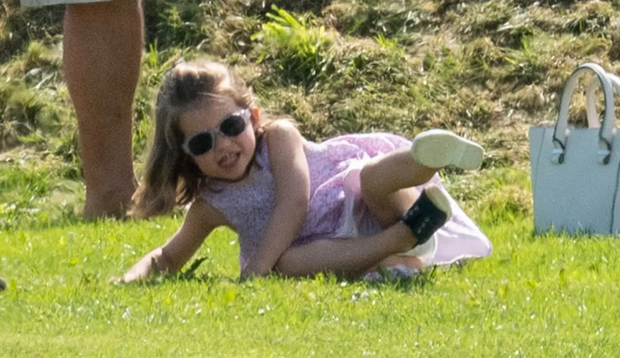 Tingkah menggemaskan Putri Charlotte saat menghadiri acara amal bertajuk Maserati Royal Charity Polo Trophy di Beaufort Polo Club, Gloucestershire, Minggu (10/6). Charlotte terlihat sangat menikmati banget aktivitas main di luar. (AP Photo)