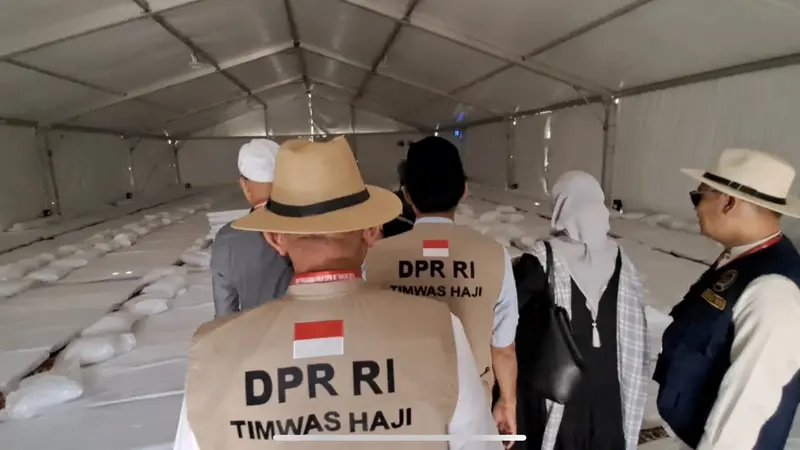 Tim Pengawas DPR RI mengunjungi tenda jemaah calon haji di Arafah pada Kamis 14 Juni 2024. (SCTV/Teatrika Putri)