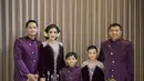 Keluarga Hermansyah kompak mengenakan busana dari desainer Rikawirtjes. Aurel dan Arsy kompak berkebaya ungu berbahan velvet. Anang, Azriel, dan Arsya mengenakan beskap. [@ashanty_asy]