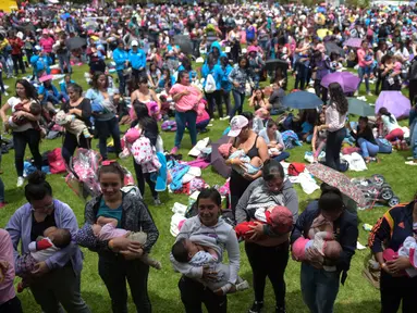 Ratusan wanita menyusui anaknya saat mengikuti Pekan Menyusui Dunia di taman Los Novios, Bogota, Kolombia, (3/8). Pekan Menyusui Sedunia (World Breastfeeding Week) diadakan setiap tahun dari tanggal 1 sampai 7 Agustus. (AFP Photo/Raul Arboleda)