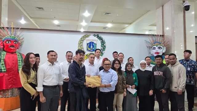 Wakil Ketua DPRD DKI Jakarta Basri Baco menemui mahasiswa yang melakukan aksi di Gedung DPRD DKI Jakarta, Kamis (4/9/2025).