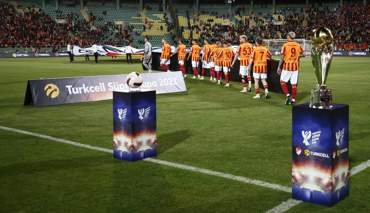 Fenerbahce yang menurunkan tim U-19 tersebut walk out dan rela menyerahkan trofi kepada sang rival. (AFP/Dia Images)