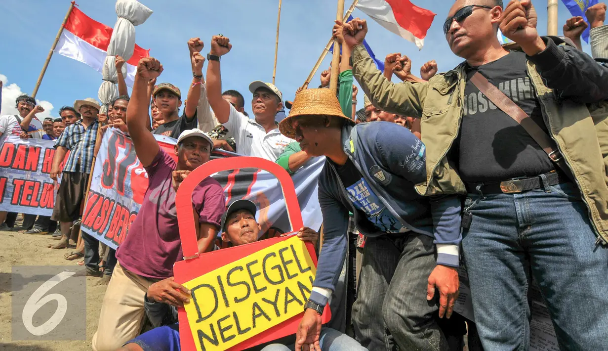 Nelayan Muara Angke menduduki salah satu pulau hasil reklamasi Teluk Jakarta, Minggu (17/4/2016). Penyegelan Pulau G sebagai bentuk penolakan kebijakan reklamasi Pemerintah Provinsi DKI Jakarta. (Liputan6.com/Yoppy Renato)
