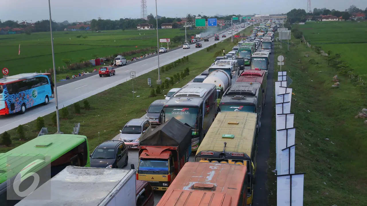 20160701- Macet Mengular dari Arah Cirebon Menuju Jakarta- Angga Yuniar