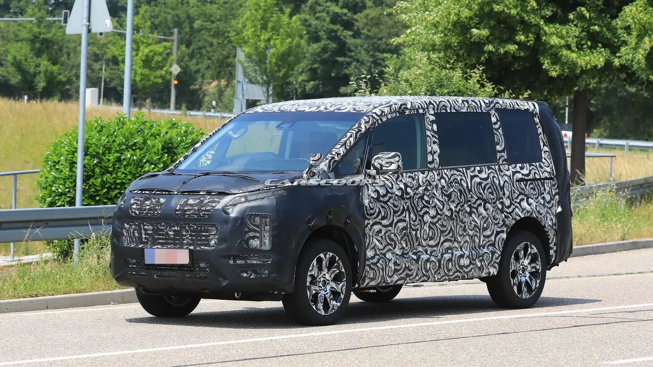 Foto mata-mata Mitsubishi Delica 2019 (Foto: Carscoops)