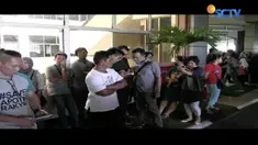Ratusan pedagang obat dan alat kesehatan di Pasar Pramuka, Jakarta, terpaksa tutup untuk mengurus surat izin usaha sebagai apotek. 