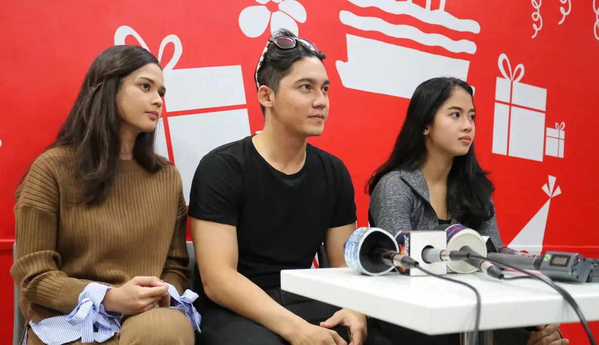 "Itu juga, maksudnya pakaian beradegan fighting kolosal kan begitu busananya. Sampai-sampai aku masuk angin, diare dan bolak balik toilet. Ya kurang tidur juga sih kayaknya," terangnya. (Adrian Putra/Bintang.com)